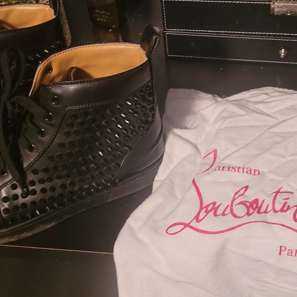 Christian Louboutin - Picture 2 of 3